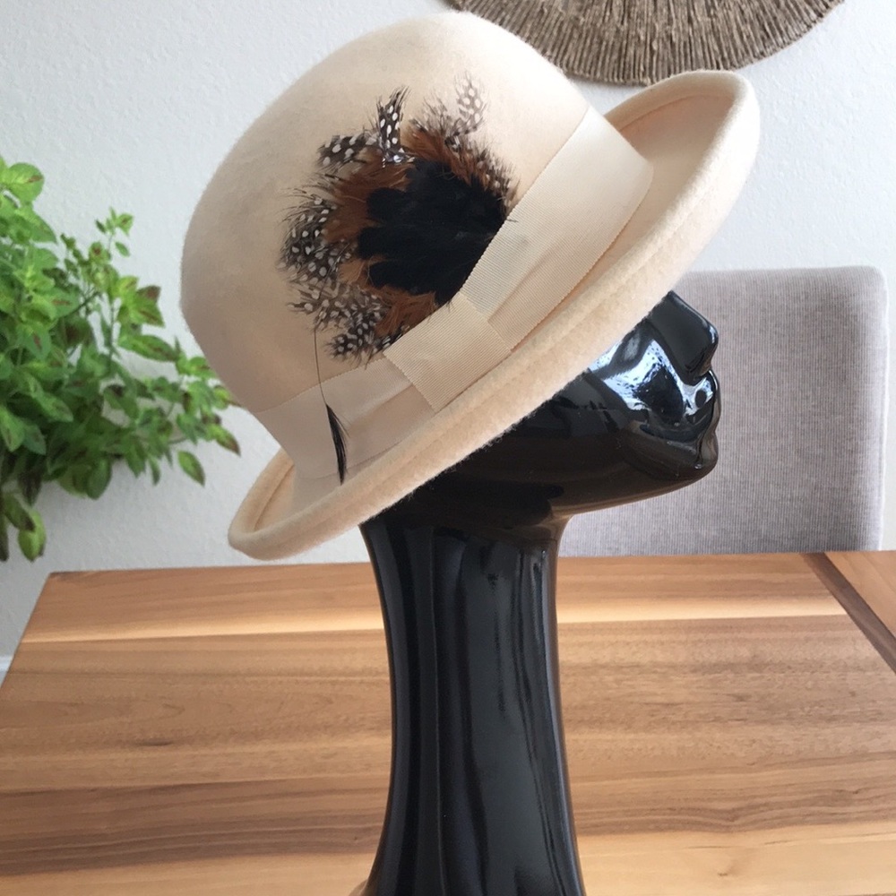 SetMar Newyork Hat with beautiful feathers color cream.